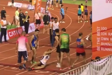 Khoảnh khắc cảm động khi các vận động viên dìu đối thủ bị thương về đích