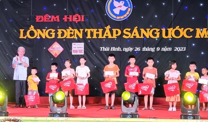 Phó Giám đốc Sở LĐ-TB&XH Thái Bình, Bùi Văn Huân trao quà cho các cháu thiếu nhi có hoàn cảnh khó khăn.