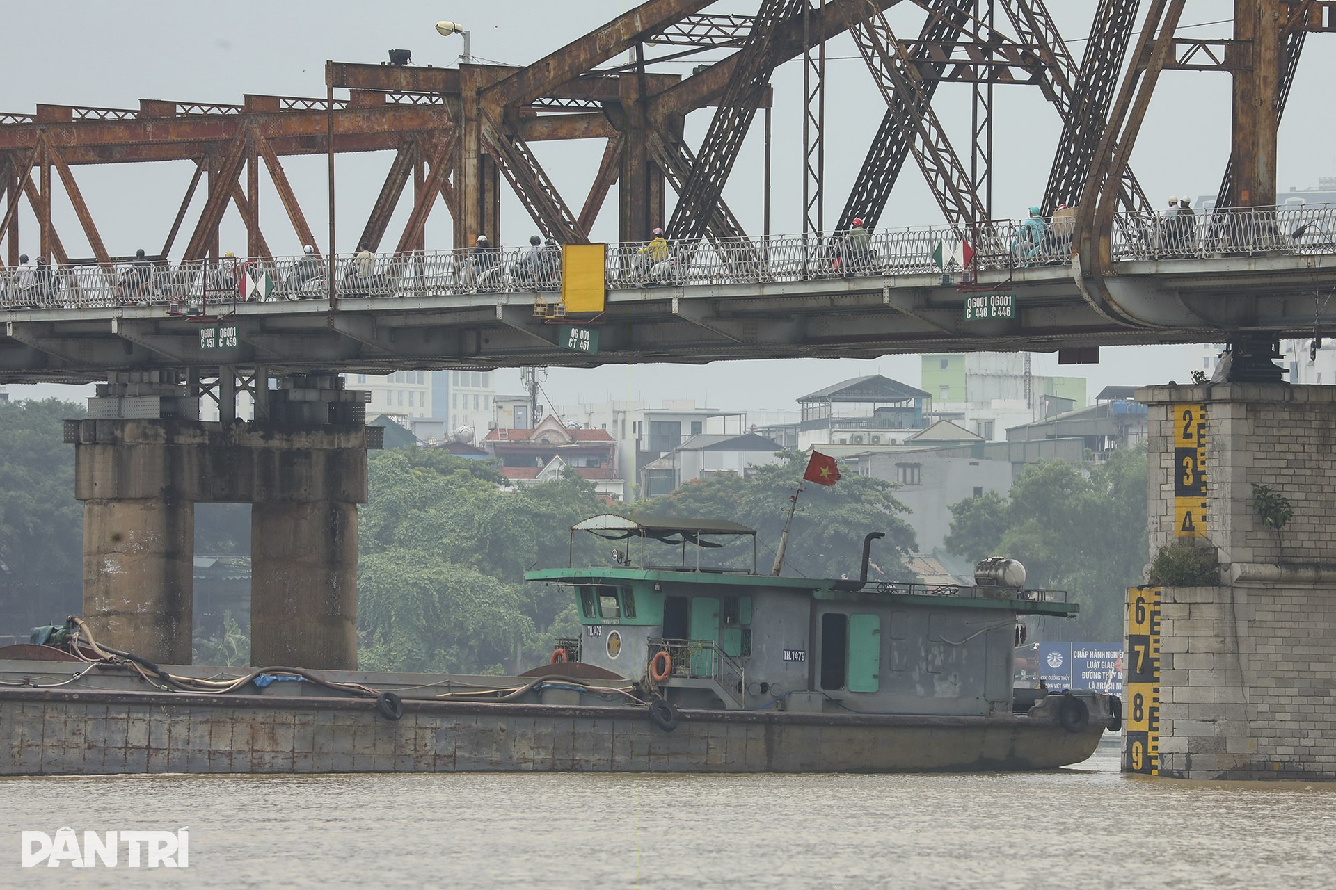 Cuộc sống người dân xóm thuyền đảo lộn khi nước sông Hồng dâng cao - 3