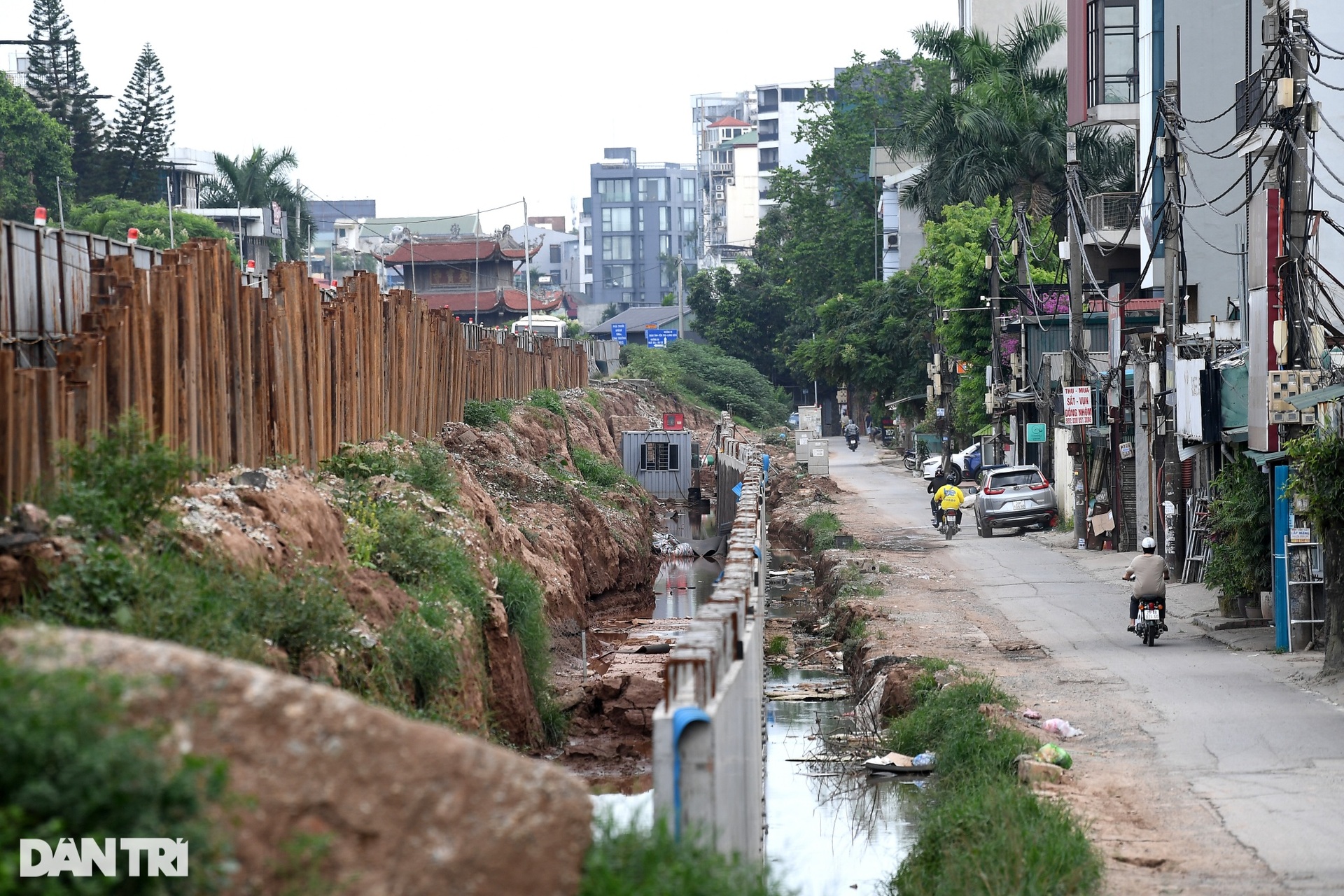 Dày đặc vết nứt mặt đường dự án thi công mở rộng đê Âu Cơ - 12 Dày đặc vết nứt mặt đường dự án thi công mở rộng đê Âu Cơ - 12