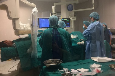 Bệnh viện tim đầu tiên điều trị u xơ tuyến tiền liệt qua đường... máu