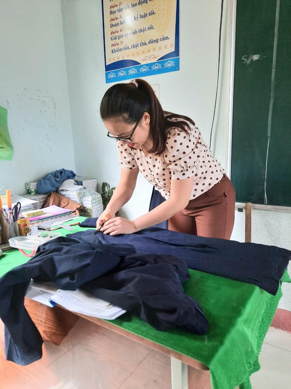 Cô giáo vùng cao vá áo ấm cho học sinh - 2 Cô giáo vùng cao vá áo ấm cho học sinh - 2