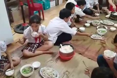 Cô giáo nấu cơm trưa miễn phí cho học sinh nghèo