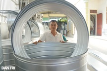 Người dân quê lúa "hái ra tiền" nhờ nghề đóng thùng tôn
