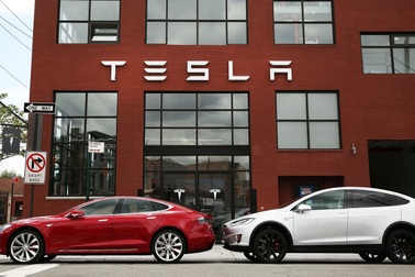 Tesla không muốn bỏ tính năng tự lái Autopilot trên xe