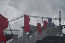 Gió lớn bất thường, nhiều công trình, cây cối đổ sập