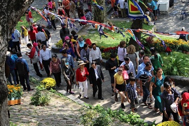 Hàng ngàn người đổ về tháp Chăm cầu may ngày đầu xuân