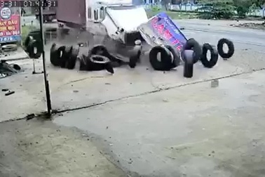 Nhập làn ẩu, xe con gây tai nạn liên hoàn nghiêm trọng