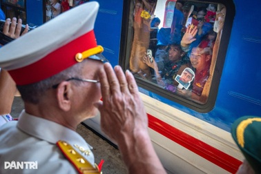 Khoảnh khắc chia tay đầy xúc động của các chiến sĩ trở về sau nhiệm vụ A80