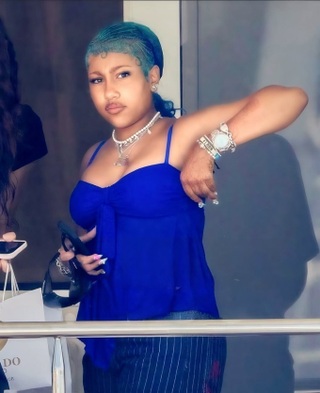 Con gái 12 tuổi của Kim Kardashian nhuộm răng đen, để tóc xanh - 5