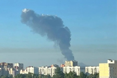 Ukraine liên tiếp khai hỏa, nhà máy lọc dầu hàng đầu của Nga bốc cháy