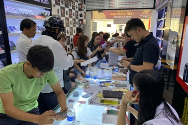 Khách ùn ùn đi mua điện thoại chơi Tết