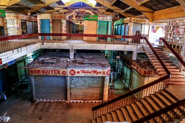 Tiểu thương chợ Bình Tây điêu đứng trong chợ tạm dịp cận Tết