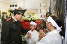 Thứ trưởng Lê Quốc Hùng viếng phó trưởng công an phường hy sinh