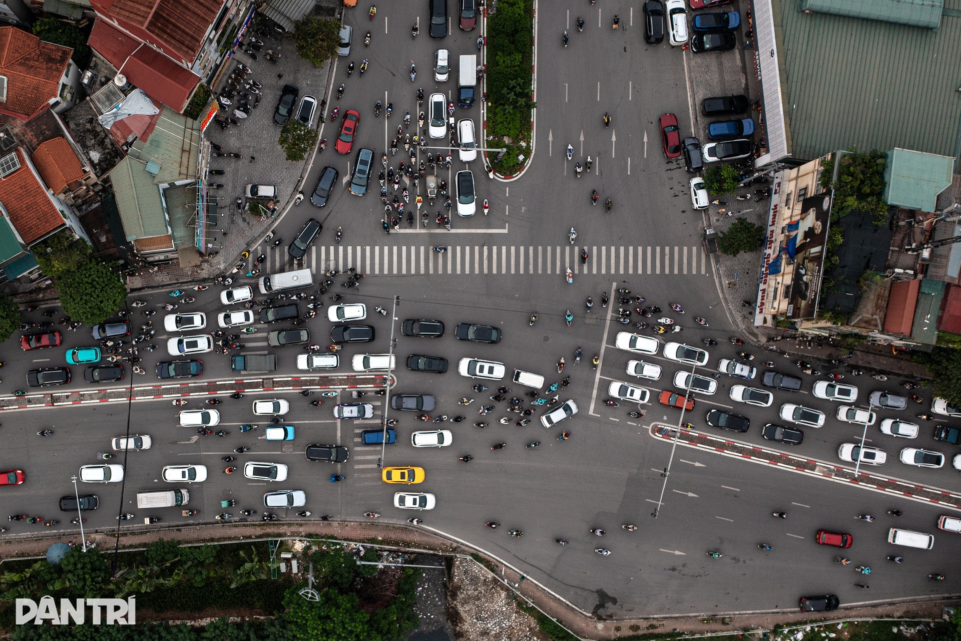 Hà Nội: Ô tô đỗ tràn lan lòng đường nhỏ hẹp, giao thông bị bóp nghẹt - 15 Hà Nội: Ô tô đỗ tràn lan lòng đường nhỏ hẹp, giao thông bị bóp nghẹt - 15