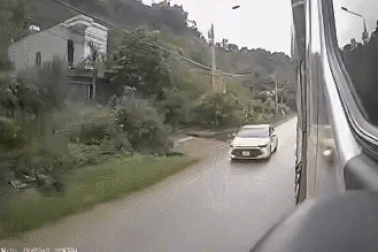 Nổi bật tuần qua: Tài xế vượt ẩu, xe con suýt bị kẹp giữa 2 xe container