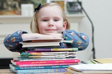 Bé 4 tuổi có chỉ số IQ gần bằng Einstein và Hawking