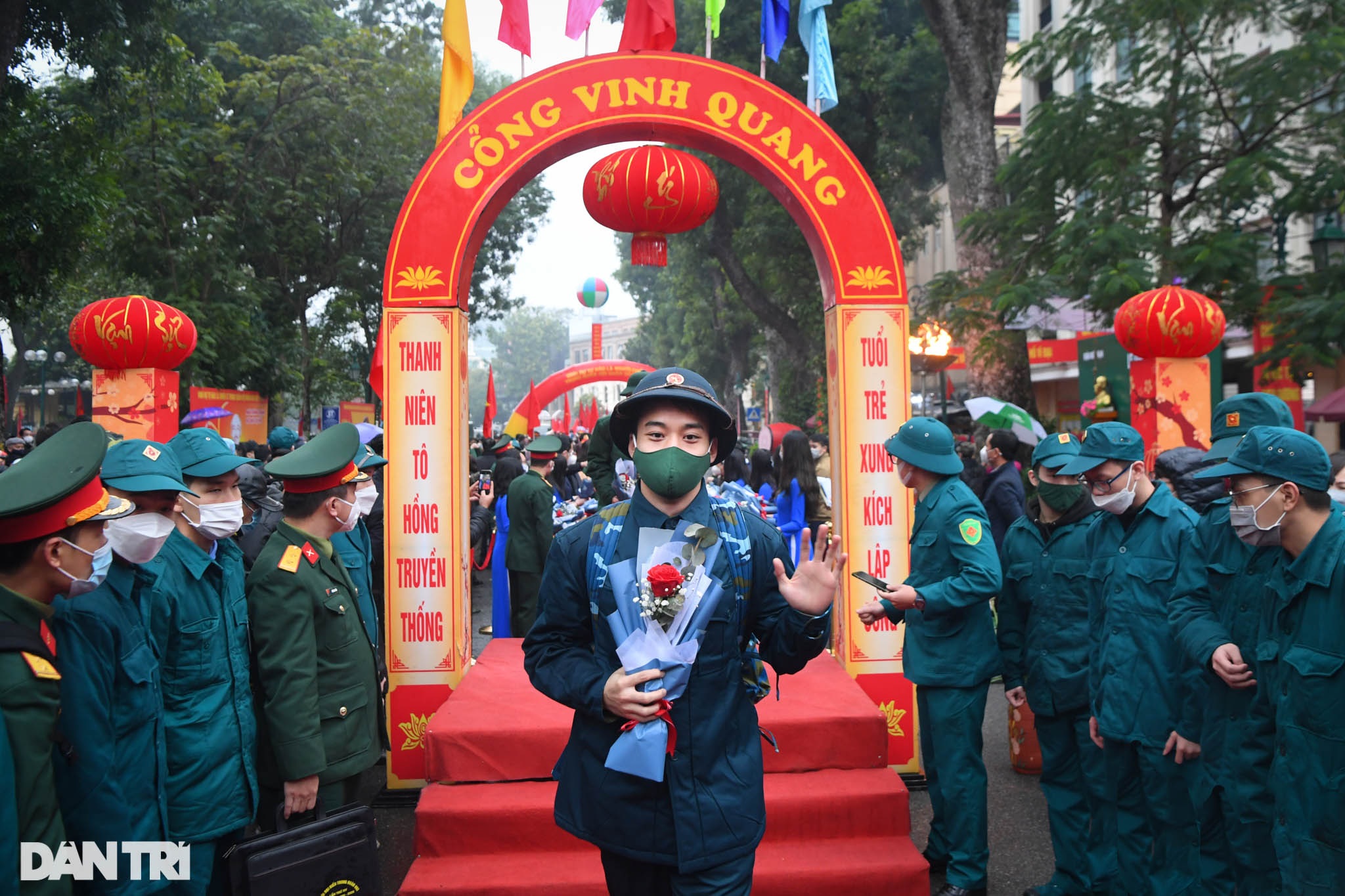 Xúc động hình ảnh người thân tiễn thanh niên Thủ đô lên đường nhập ngũ - 11 Xúc động hình ảnh người thân tiễn thanh niên Thủ đô lên đường nhập ngũ - 11
