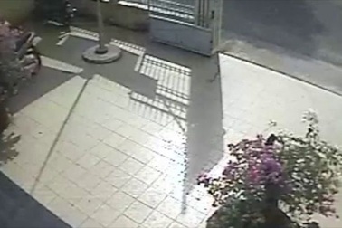 Clip ghi lại cảnh đối tượng cầm súng cướp ngân hàng