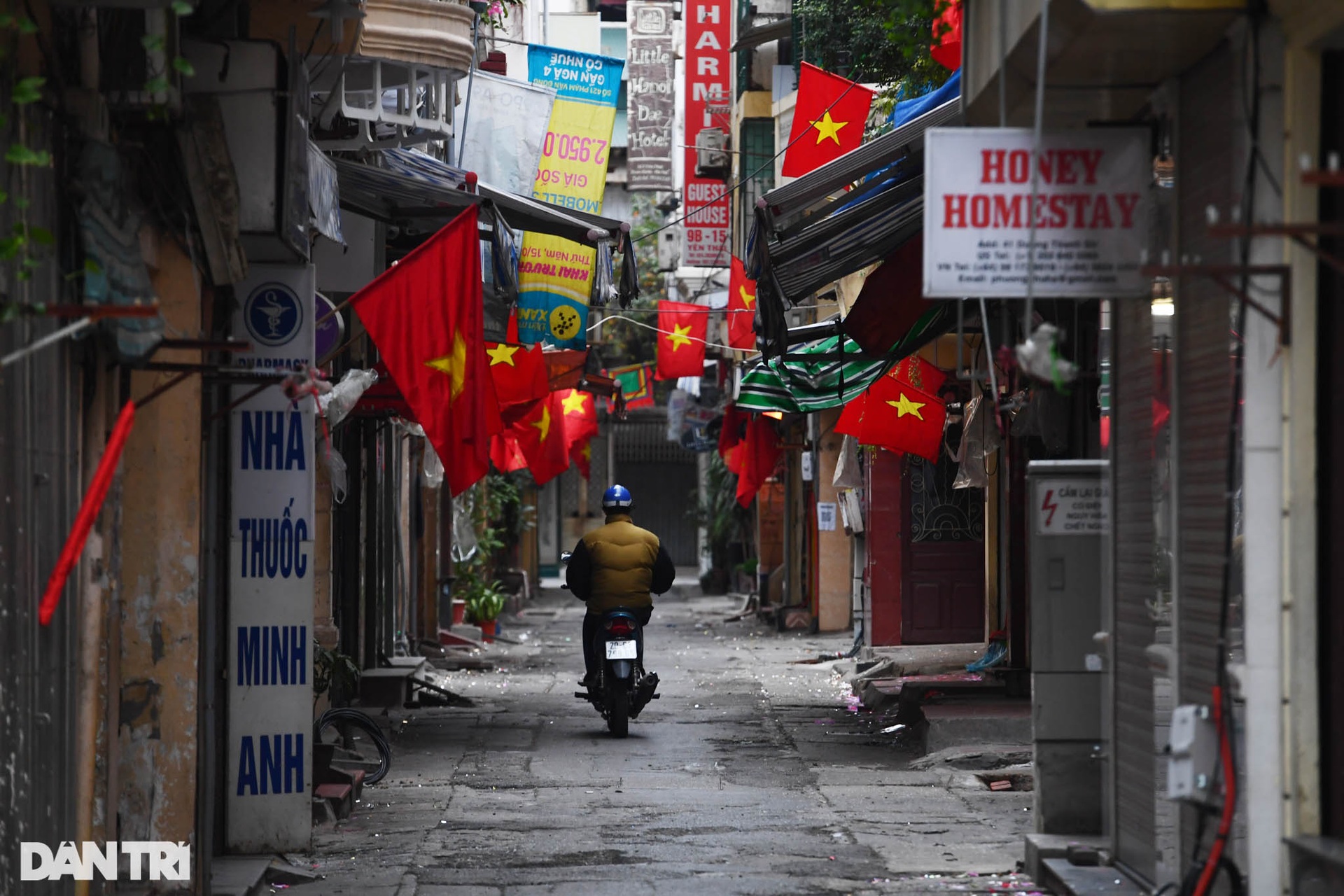 Hà Nội tĩnh mịch, vắng vẻ trong buổi sáng mùng 1 Tết - 7 Hà Nội tĩnh mịch, vắng vẻ trong buổi sáng mùng 1 Tết - 7