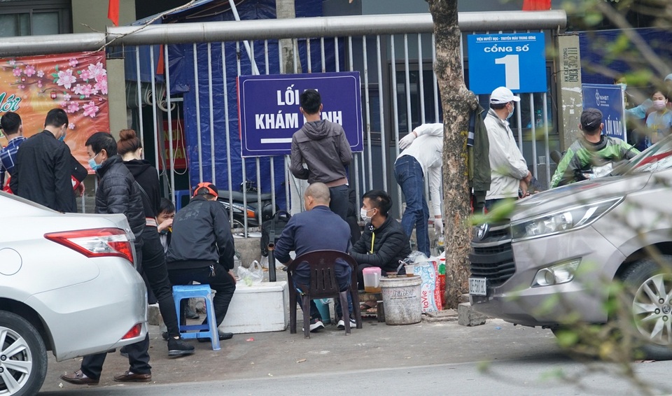 Hà Nội: Nhiều quán trà đá vỉa hè mọc trở lại bất chấp lệnh cấm - 9 Hà Nội: Nhiều quán trà đá vỉa hè mọc trở lại bất chấp lệnh cấm - 9