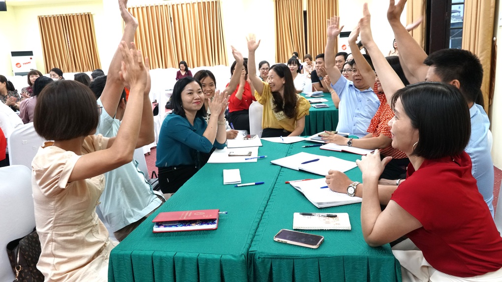 Khi giờ học khởi đầu bằng xem tranh và ngửi sản vật - 1 Khi giờ học khởi đầu bằng xem tranh và ngửi sản vật - 1