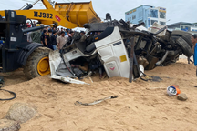 Xe trộn bê tông lao xuống bãi biển, một người tử vong