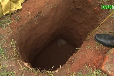 Gần 20 giờ truy tìm hai người nước ngoài xâm hại lăng mộ vua Lê Túc Tông