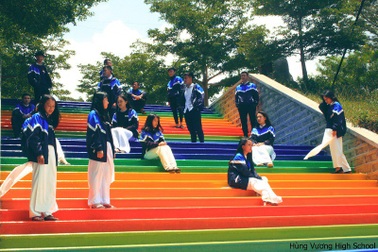 Học trò chuộc lỗi vi phạm nội quy bằng cách sơn cầu thang thật đẹp cho trường