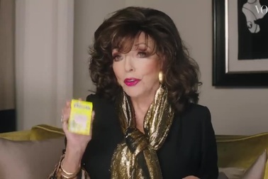 Những món đồ không thể thiếu trong túi xách của bà Joan Collins