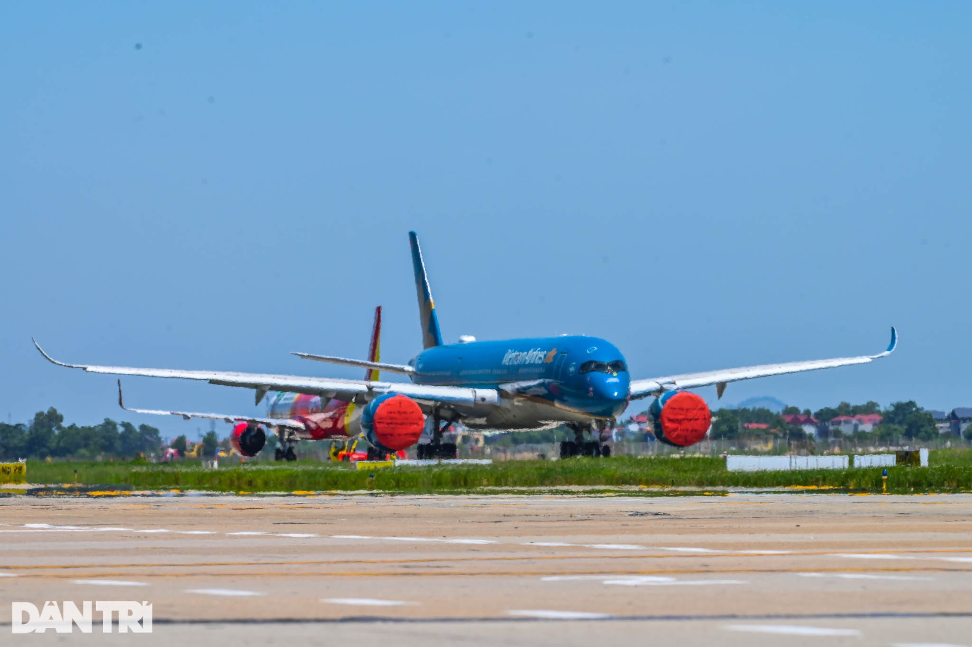 Ám ảnh hàng trăm tàu bay đắp chiếu nằm la liệt tại Nội Bài, Tân Sơn Nhất - 8 Ám ảnh hàng trăm tàu bay đắp chiếu nằm la liệt tại Nội Bài, Tân Sơn Nhất - 8