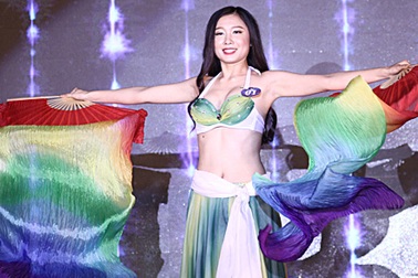 Nữ sinh trường Báo múa đẹp như vũ công chuyên nghiệp