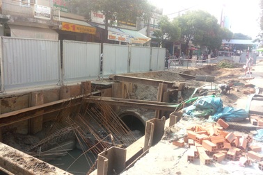 Sóc Trăng: Người dân khốn khổ vì mặt đường bị “băm nát”, thi công chậm chạp