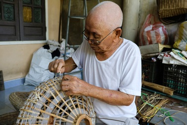 Nghệ nhân 91 tuổi mang đèn lồng Hội An ra thế giới