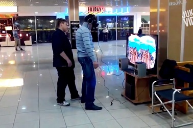 Chết cười phản ứng khi người dùng đeo kính thực tế ảo