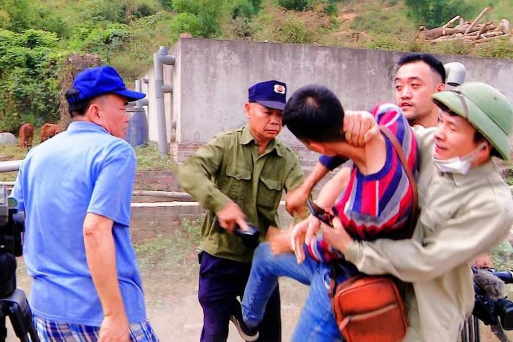 Yêu cầu xử nghiêm vụ hành hung, cản trở phóng viên tác nghiệp - 1 Yêu cầu xử nghiêm vụ hành hung, cản trở phóng viên tác nghiệp - 1