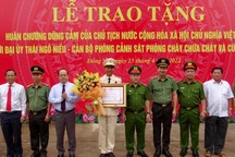 Trao Huân chương của Chủ tịch nước cho đại úy cảnh sát cứu sống 4 người