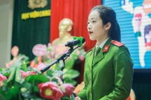 Tân Trung úy xinh đẹp, nữ thủ khoa chuẩn "con nhà người ta"