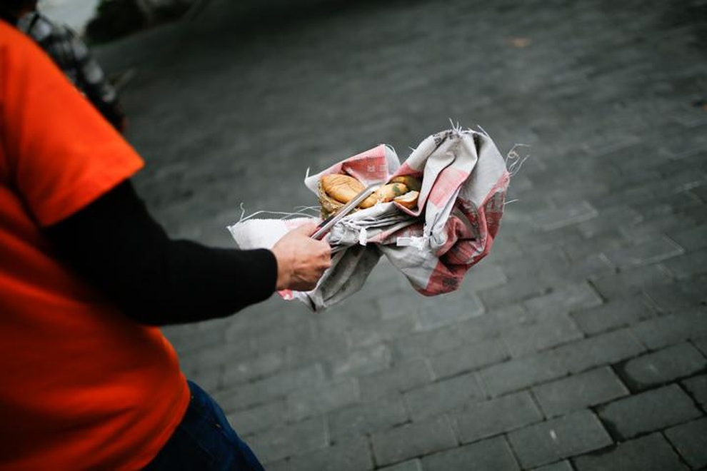 Người đàn ông đi ô tô siêu sang và hành trình nhặt rác 2 tiếng mỗi ngày - 5 Người đàn ông đi ô tô siêu sang và hành trình nhặt rác 2 tiếng mỗi ngày - 5