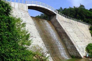 Hồ chứa "xì" nước, hàng trăm hộ dân ăn ngủ không yên