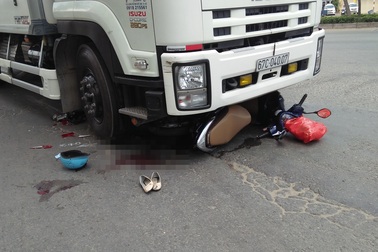 Thai phụ bị xe tải cuốn vào gầm, đẩy đi một đoạn trên đường