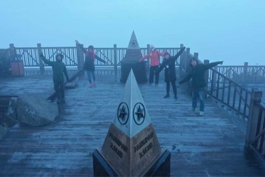 Đỉnh Fansipan lạnh dưới 0 độ C, sương muối rắc trắng như tuyết