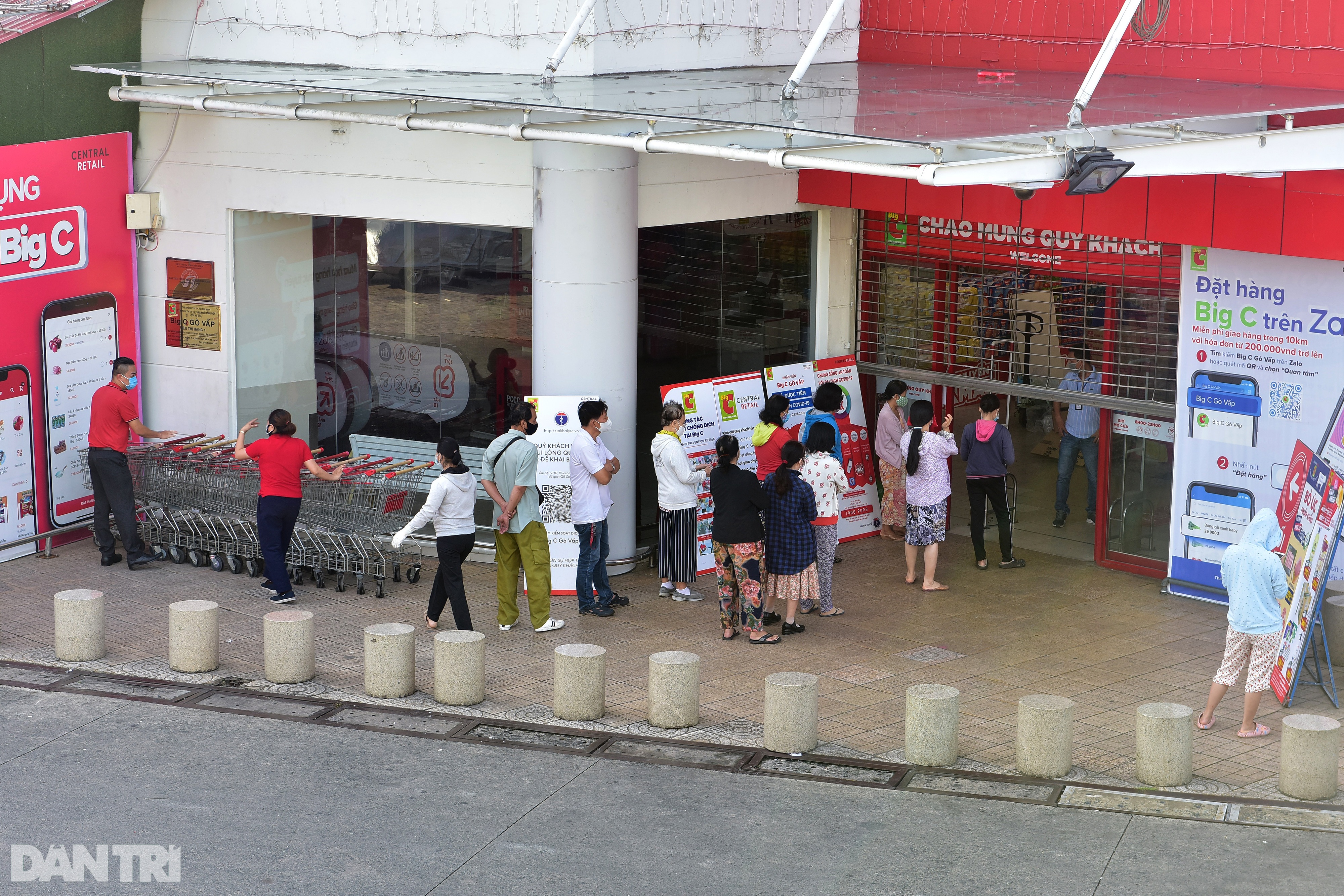 Đường phố Sài Gòn ùn ùn xe cộ, nhiều người bị xử phạt ra ngoài không lý do - 14 Đường phố Sài Gòn ùn ùn xe cộ, nhiều người bị xử phạt ra ngoài không lý do - 14