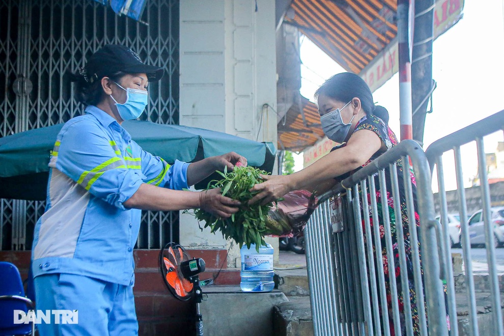 Sạp rau miễn phí của hai nữ công nhân môi trường Hà Nội - 5 Sạp rau miễn phí của hai nữ công nhân môi trường Hà Nội - 5