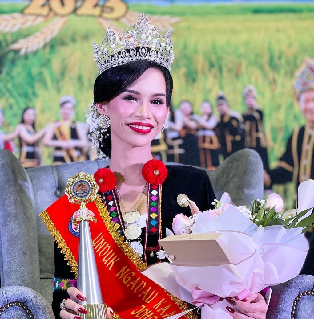 Hoa hậu bị tước vương miện vì nhảy múa thác loạn bên nam giới - 1 Hoa hậu bị tước vương miện vì nhảy múa thác loạn bên nam giới - 1