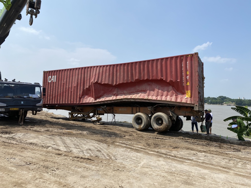 Xe container được trục vớt từ dưới lòng sông Hồng - 9 Xe container được trục vớt từ dưới lòng sông Hồng - 9