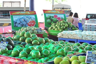 Rộn rã chợ Tết trong siêu thị Metro