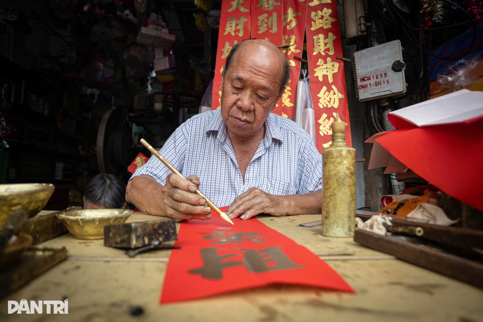 Những nghệ nhân viết liễn xuân hiếm hoi còn lại ở TPHCM - 10 Những nghệ nhân viết liễn xuân hiếm hoi còn lại ở TPHCM - 10