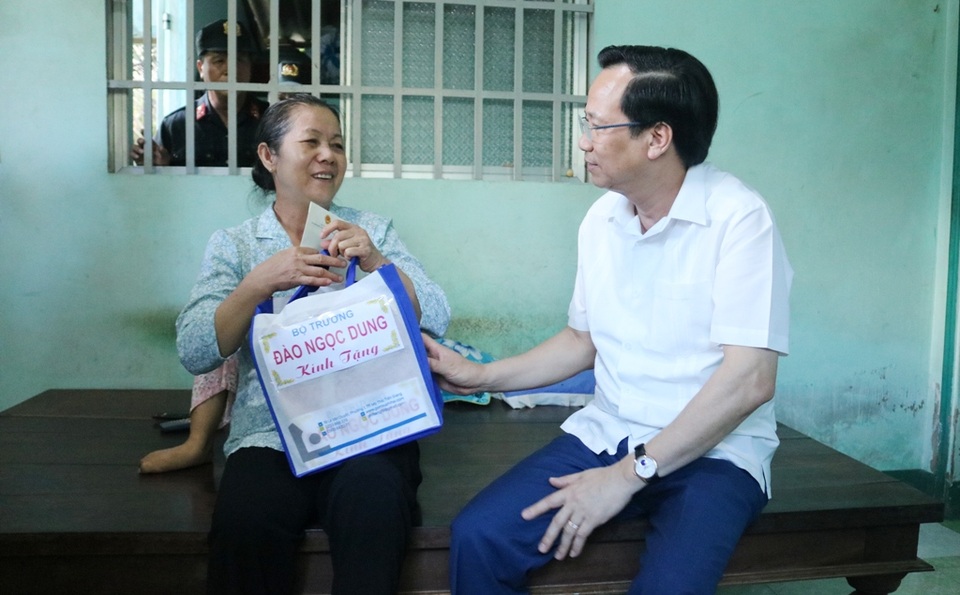 Bộ trưởng Đào Ngọc Dung: Không cứng nhắc khi duyệt hồ sơ liệt sĩ tồn đọng - 2 Bộ trưởng Đào Ngọc Dung: Không cứng nhắc khi duyệt hồ sơ liệt sĩ tồn đọng - 2