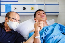 Hùng Dũng xúc động nắm tay HLV Park Hang Seo, nói lời gan ruột